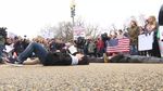 Foto: Protes Aturan Senjata, Remaja AS Berbaring di Depan White House