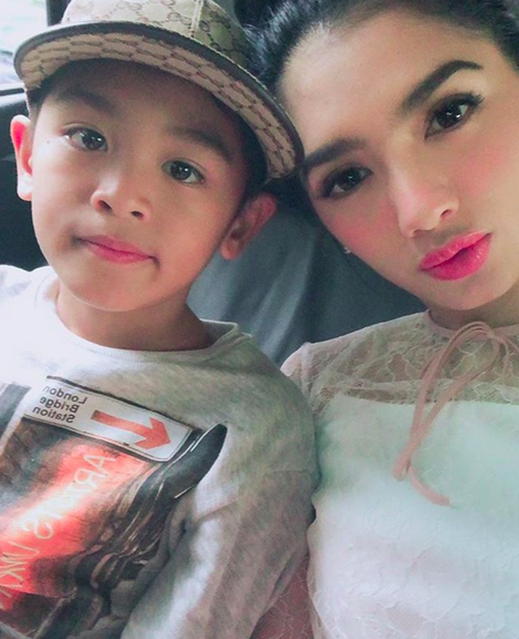 Momen Kebersamaan Angel Karamoy Bersama Dua Buah Hatinya