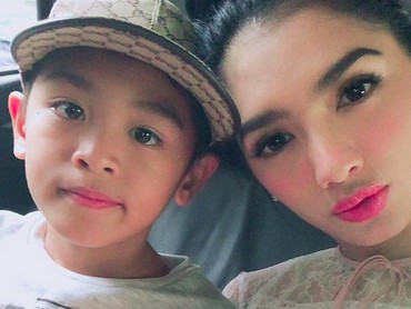 Momen Kebersamaan Angel Karamoy Bersama Dua Buah Hatinya