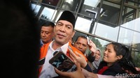 Latif dijerat KPK dengan sangkaan penerimaan suap terkait proyek di Barabai, Hulu Sungai Tengah, Kalimantan Selatan. Selain itu, Latif juga ditetapkan KPK sebagai tersangka dengan jeratan penerimaan gratifikasi serta pencucian uang. Total gratifikasi yang diduga diterima Latif sebesar Rp 23 miliar. (Foto: Ari Saputra)