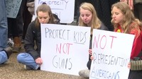 Kami berdua telah mengorganisir demonstrasi ini sebagai aksi solidaritas untuk semua orang yang terkena dampak penembakan tragis di sekolah di Florida pada minggu lalu, kata dua anggota grup, Eleanor Nuechterlein dan Whitney Bowen. (Foto: Dok. Reuters TV via Reuters)