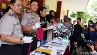 Polisi menyita senjata api yang digunakan pelaku untuk beraksi.