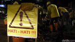 Pasukan Kuning Perbaiki Jalan Wahid Hasyim