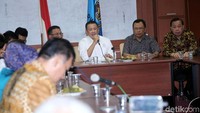 Dewan Kehormatan PWI Ilham Bintang dan pengurus PWI lainnya  memberikan saran dan masukan kepada Bamsoet dalam pertemuan tersebut.