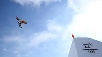 Redmond Gerard dari Amerika Serikat melayang tinggi di udara saat tampil di babak final cabang snowboard nomor Slopestyle (Photo by Cameron Spencer/Getty Images)