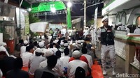 Massa juga memadati hingga di areal luar masji. Mereka duduk lesehan di atas terpal oranye yang digelar di Masjid Baitul Amal. Foto ini diambil pukul 20.40 WIB.