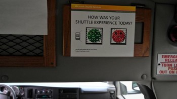 Bagian dalam bis, mereka bisa memberikan saran kritik bagaimana bis itu bekerja dengan scan QR. (Foto: Filmateria Digital LLC)