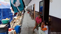 Meski belum ada fasilitas air dan listrik, warga menempati shelter karena alasan kesehatan. Sebab tinggal di dalam tenda membuat mereka rentan terkena sakit.