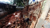 Pekerja sedang membuat turap yang baru.