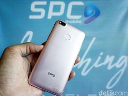 Menjajal Ponsel Selfie Lokal Rp 900 Ribu