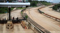 Sejumlah pekerja membangun gerbang tol di jalan tol Cijago Seksi II.