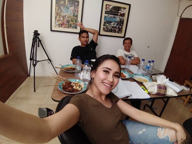 Gaya Makan Ayu Ting Ting hingga Kue Bentuk Poop yang Menggemaskan
