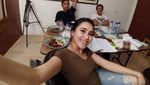 Begini Nih Gaya Ayu Ting Ting, Bilqis dan Keluarganya Kulineran