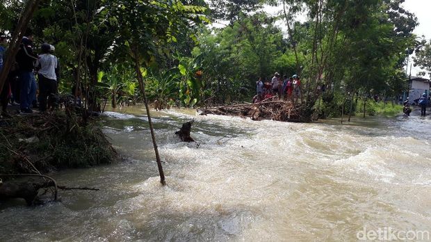 Sungai Pemali Meluap ke Jalanan, Jalur Brebes-Jatibarang Terendam