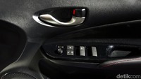 Desain doortrim New Yaris, sedikit berbeda dengan model sebelumnya. Tapi tetap bisa menampung botol minuman. Ada jahitan merah di doortrim ini.