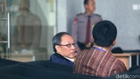 Made Oka tampak hadir pukul 10.06 WIB. Dia hanya diam sembari masuk ke lobi KPK, seperti dalam pemeriksaan sebelumnya.