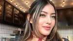 Pose Selebgram Yogya Mirip Barbie Saat di Pantai
