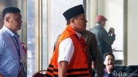 Ketiganya tiba untuk pemeriksaan lanjutan oleh penyidik KPK.