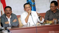 Yang perlu saya sampaikan bahwa tidak ada niat atau upaya untuk antikritik, karena saya membuka diri terhadap masyarakat dan sudah saya mulai dengan beberapa program aplikasi DPR now kata Bambang.