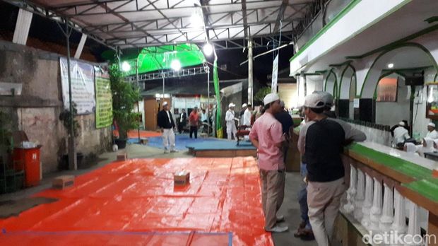 Terpal oranye untuk alas duduk sudah digelar di Masjid Baitul Amal