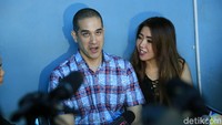 Okan bahkan sempat memasang wajah konyolnya untuk meledek sang istri. Pool/Palevi S/detikFoto.