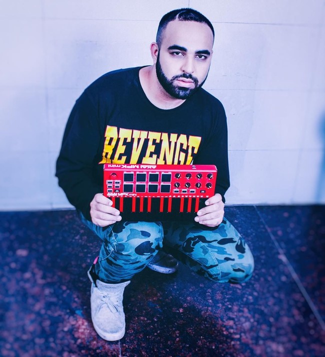 Ternyata bukan hanya orang Indonesia saja yang sering ditanya Kapan nikah? di acara keluarga. Di India, banyak pula saudara dan tetangga yang kepo dan melontarkan pertanyaan yang bikin jomblo tidak nyaman itu. Hal serupa dialami seorang produser musik bernama Nikhil Malik. Tak tinggal diam, ia pun melakukan sesuatu yang kemudian membuatnya viral. Foto: Instagram Nikhil Malik