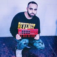 Ternyata bukan hanya orang Indonesia saja yang sering ditanya Kapan nikah? di acara keluarga. Di India, banyak pula saudara dan tetangga yang kepo dan melontarkan pertanyaan yang bikin jomblo tidak nyaman itu. Hal serupa dialami seorang produser musik bernama Nikhil Malik. Tak tinggal diam, ia pun melakukan sesuatu yang kemudian membuatnya viral. Foto: Instagram Nikhil Malik