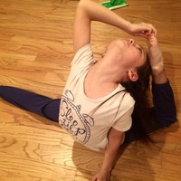 Foto-foto Ella juga sangat diapresiasi karena berbagai ekspresi wajah dan pose kreatifnya yang tajam dan dengan jelas menyampaikan konsep perancangnya. Foto: Instagram