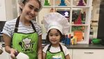 Begini Nih Gaya Ayu Ting Ting, Bilqis dan Keluarganya Kulineran