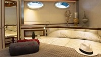 Kasur super nyaman di dalam yacht CR7. Konon yacht tersebut memiliki kecepatan hingga 30 knot (yachtcharterfleet)