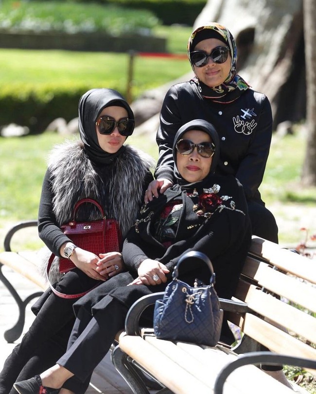 Liburan ke Turki setelah menunaikan ibadah umroh bersama keluarga, Bu Cetar bergaya bersama Syahrini dan Aisyahrani. Dia terlihat ditemani tas drawstring Chanel yang harganya mencapai US$ 3.300 atau sekitar Rp 45 juta. Foto: Instagram