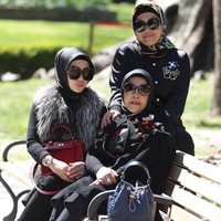 Liburan ke Turki setelah menunaikan ibadah umroh bersama keluarga, Bu Cetar bergaya bersama Syahrini dan Aisyahrani. Dia terlihat ditemani tas drawstring Chanel yang harganya mencapai US$ 3.300 atau sekitar Rp 45 juta. Foto: Instagram