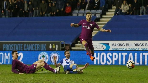 Will Grigg (tengah) mencetak gol kemenangan Wigan Athletic atas Manchester City.