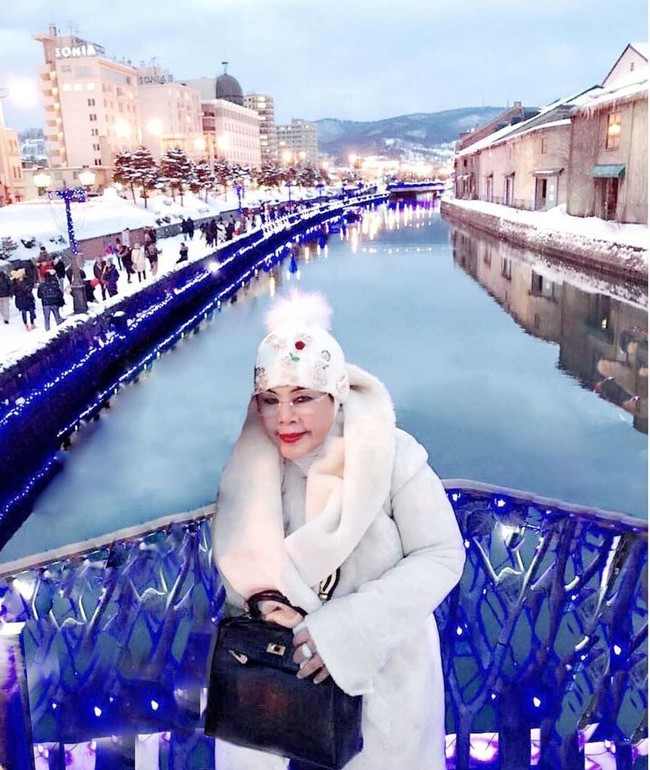 Liburan ke Eropa, ibunda Syahrini yang juga menyukai tas Hermes seperti putrinya, bergaya membawa tas yang harganya ratusan juta hingga miliaran rupiah itu. Foto: Instagram