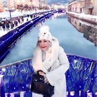 Liburan ke Eropa, ibunda Syahrini yang juga menyukai tas Hermes seperti putrinya, bergaya membawa tas yang harganya ratusan juta hingga miliaran rupiah itu. Foto: Instagram