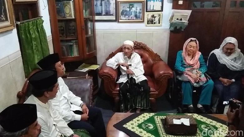 Istri Gus Dur Temui Mbah Moen Ditemani Ketum PPP Romi Istri Gus Dur Temui Mbah Moen Ditemani Ketum PPP Romi