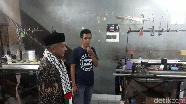 Botram di Gang Sempit, Syaikhu Berjanji Pada Perajin Rajut Binong