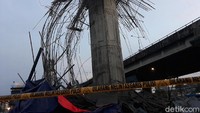 Lokasi tiang ambruk itu sudah digaris polisi dan pekerjaan di lokasi dihentikan sementara/Foto: (Tsarina Maharani/detikcom)