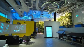 Banyak monitor besar menghiasi ruangan ini. (Foto: Filmateria Digital LLC)