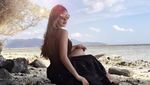 Pose Selebgram Yogya Mirip Barbie Saat di Pantai