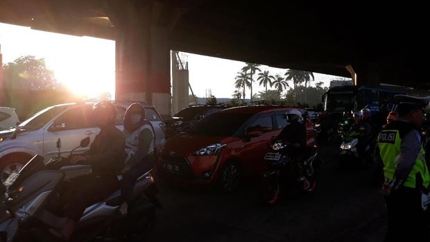 Kendaraan yang hendak menuju ke arah depan Gerbang Tol Kebon Nanas, Jakarta Timur, padat menjelang lokasi tiang ambruk.