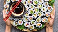Siapa bilang vegan tidak bisa menikmati sushi? Anett membuat maki rolls yang berisi sayuran, mulai dari kubis ungu hingga irisan lobak. Foto: Instagram/@anettvelsberg