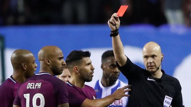 Fabian Delph mendapat kartu merah dari wasit Anthony Taylor di pengujung babak pertama.