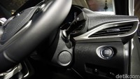 Untuk menyalakan mesin tinggal colok tombol engine start stop ini dan jangan lupa injak pedal rem.