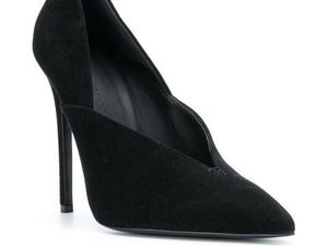 Viral, Aksi Pria Pakai High Heels Ibu yang Kakinya Sakit saat Jalan di Mall
