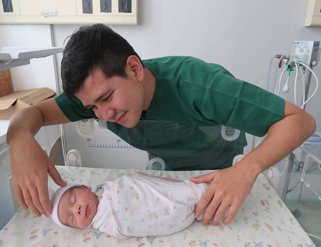 Haykal Kamil menjadi ayah dari seorang bayi perempuan setelah istrinya, Tantri Namirah, melahirkan pada 6 Januari 2018. Haykal dan Tantri yang menikah di usia muda kini kerap disebut bagaikan kakak dan adik dengan anak mereka. Haykal sendiri saat ini berusia 27 tahun. Foto: Dok. Instagram