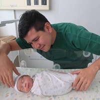 Haykal Kamil menjadi ayah dari seorang bayi perempuan setelah istrinya, Tantri Namirah, melahirkan pada 6 Januari 2018. Haykal dan Tantri yang menikah di usia muda kini kerap disebut bagaikan kakak dan adik dengan anak mereka. Haykal sendiri saat ini berusia 27 tahun. Foto: Dok. Instagram