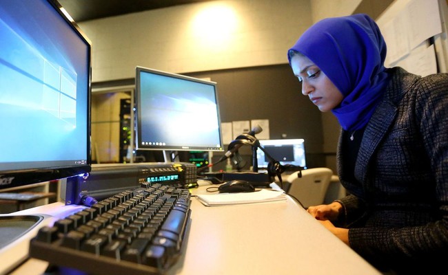 Tahera Rahman yang baru berusia 27 tahun ini awalnya bekerja sebagai produser di balik layar. Ia pun pernah magang di CBS Evening News Chicago. Produser tempatnya magang pernah meragukan karirnya karena ia memakai hijab. Foto: Quad City Times