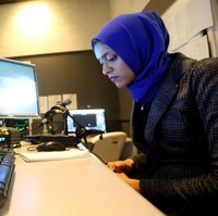 Tahera Rahman yang baru berusia 27 tahun ini awalnya bekerja sebagai produser di balik layar. Ia pun pernah magang di CBS Evening News Chicago. Produser tempatnya magang pernah meragukan karirnya karena ia memakai hijab. Foto: Quad City Times