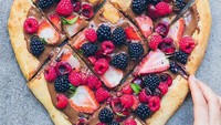 Vegan chocolate fruit pizza ini, bisa menjadi inspirasi untuk camilan bagi Anda yang mengikuti pola vegetarian. Foto: Instagram/@anettvelsberg